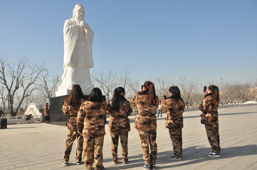 孔子雕像揭幕仪式在河北科技学院举行
