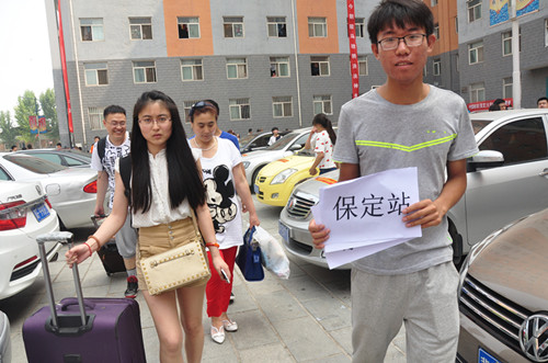 中国地质大学长城学院教师自驾车送毕业生离校
