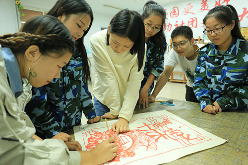 中国地质大学长城学院学生通过多种形式喜迎党的十九大