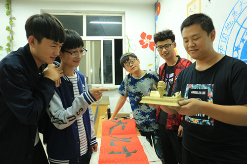中国地质大学长城学院学生通过多种形式喜迎党的十九大
