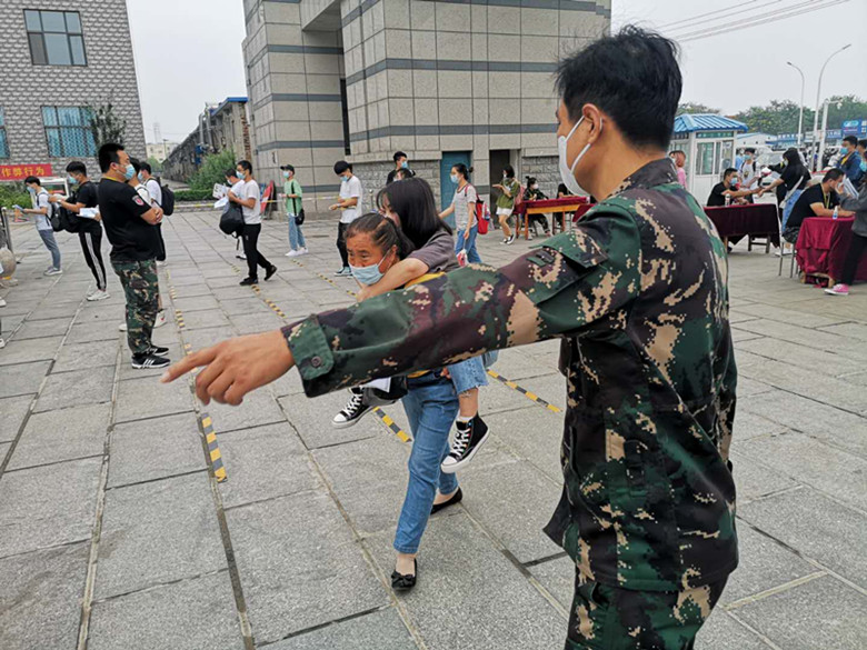 点赞：河北科技学院四辅导员接力将残疾女生背到考场