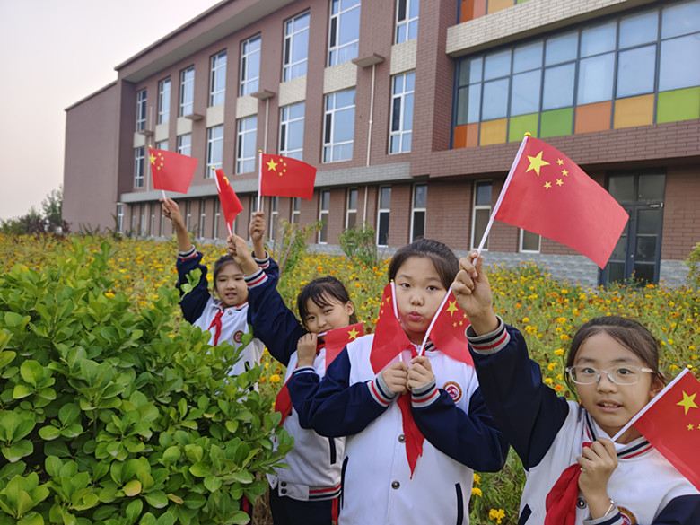 曹妃甸新恒实验学校小学部：我与国旗合影，喜迎祖国73周年