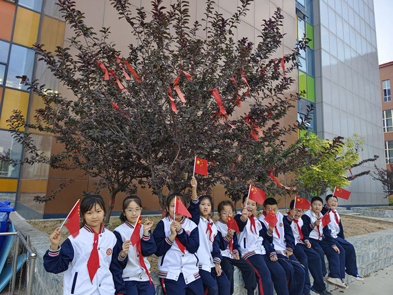 曹妃甸新恒实验学校小学部：我与国旗合影，喜迎祖国73周年