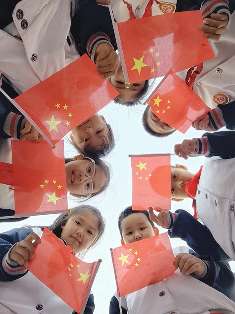 曹妃甸新恒实验学校小学部：我与国旗合影，喜迎祖国73周年