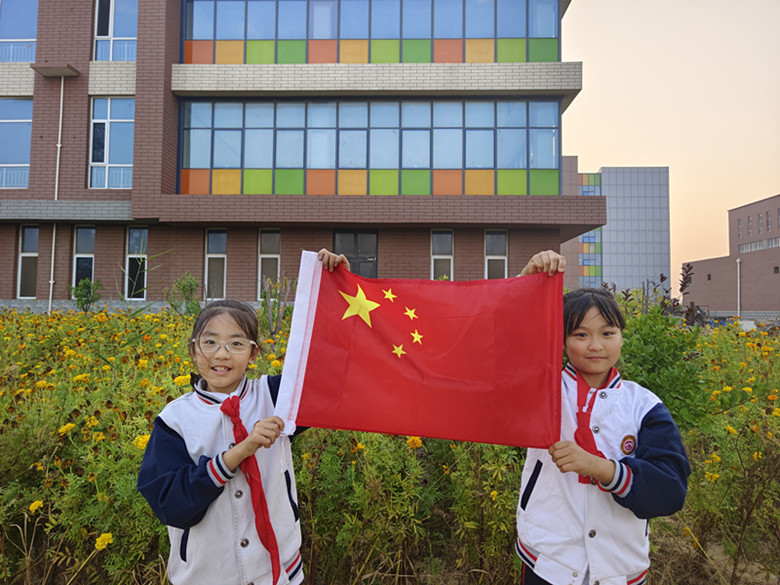 曹妃甸新恒实验学校小学部：我与国旗合影，喜迎祖国73周年