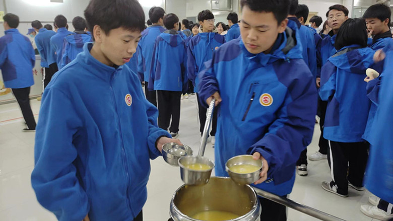 贺阳高级中学用责任担当和爱心为学生筑起一个安全港湾