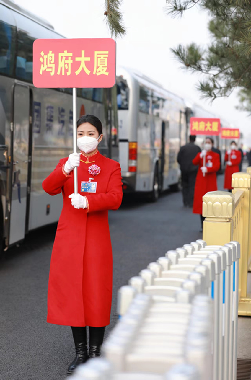 河北科技学院30名志愿者圆满完成全国“两会”礼仪服务工作